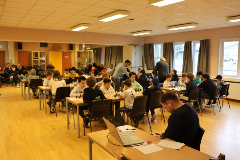 32 spillere fra hele Kongsvingerregionen møttes søndag til sjakkmesterskap på Vennersberg skole.