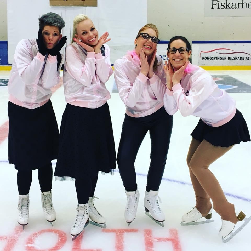 F.v. Jeanette Solvang Håven, Heidi Østmoen, Jenny Marie Jacobsen og Cecilie Kjerland under en tidligere oppvisning av "Pink Ladies" fra "Grease".