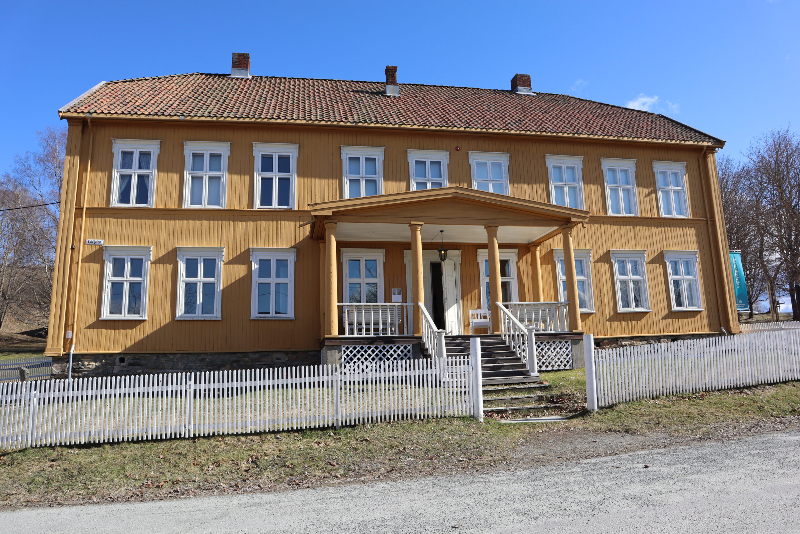 I Øvrebyen troner Aamodtgården høyt oppunder Kongsvinger Festning, og er et empire-hus bygget i 1798.