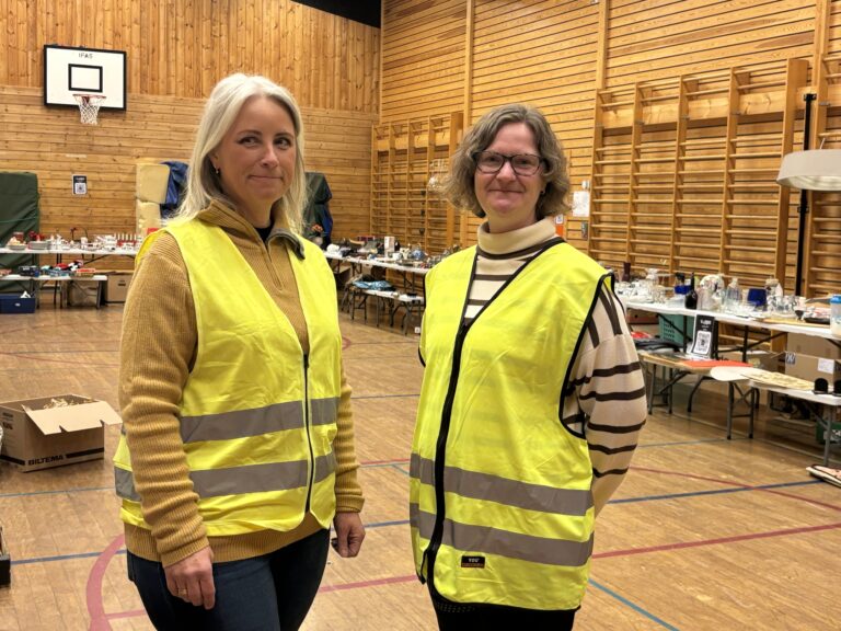 Anne Berit Berg (f.v.) og Linda Kristin Unumb solgte lopper for Brandval Skolemusikk lørdag.