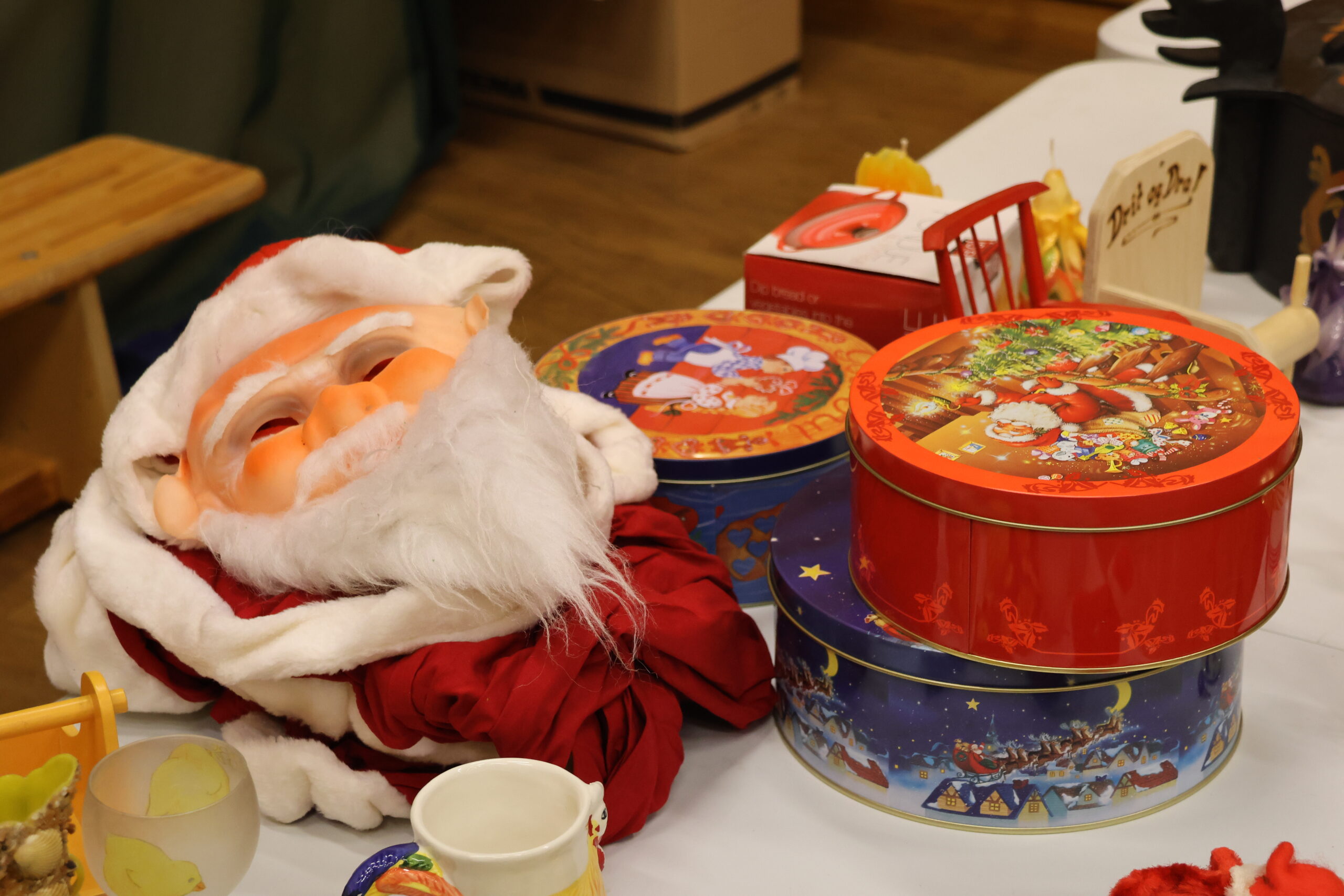 Plutselig er det jul igjen og på Brandval var det både nissedrakter og kakebokser til julebaksten å få kjøpt.