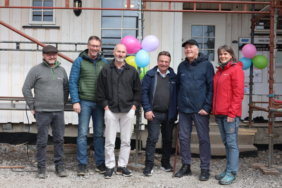 Denne gjengen var fornøyd med gjenåpningen av Brandval prestegård. F.v. Steinar Velten, Arne Kristian Kolberg, Ivar Tolland fra Opplysningsvesenets Fond som eier gården, Tor Anton Guren, Rolf Krok og Signe Mellem.