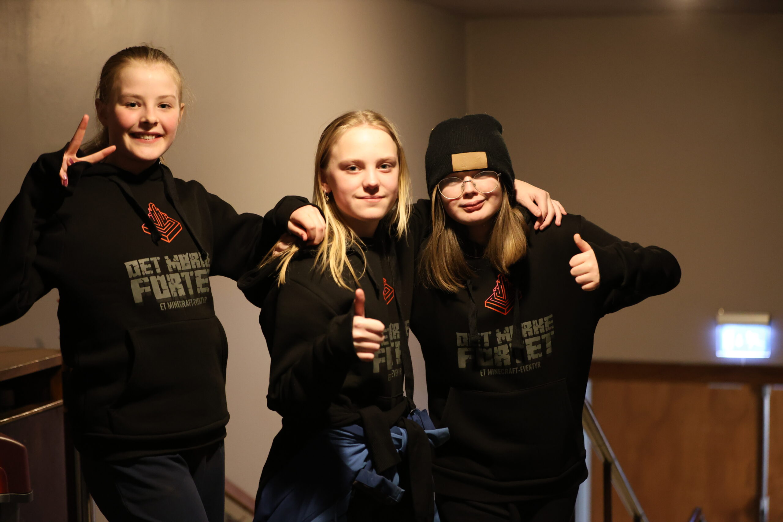 F.v. Julie Berg Næss, Alma Ramona Åsengen og Evina Vermundsberget Roos syns det var skikkelig morsomt å være med på scenen i skuespillet.