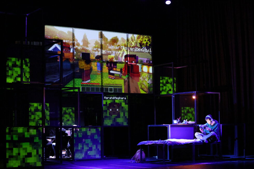 «Det mørke fortet: Et Minecraft eventyr» er en forestilling som forteller om vennskap, ensomhet og andre vanskelige problemstillinger, samtidig som den bruker en unik måte for å fortelle historien på.