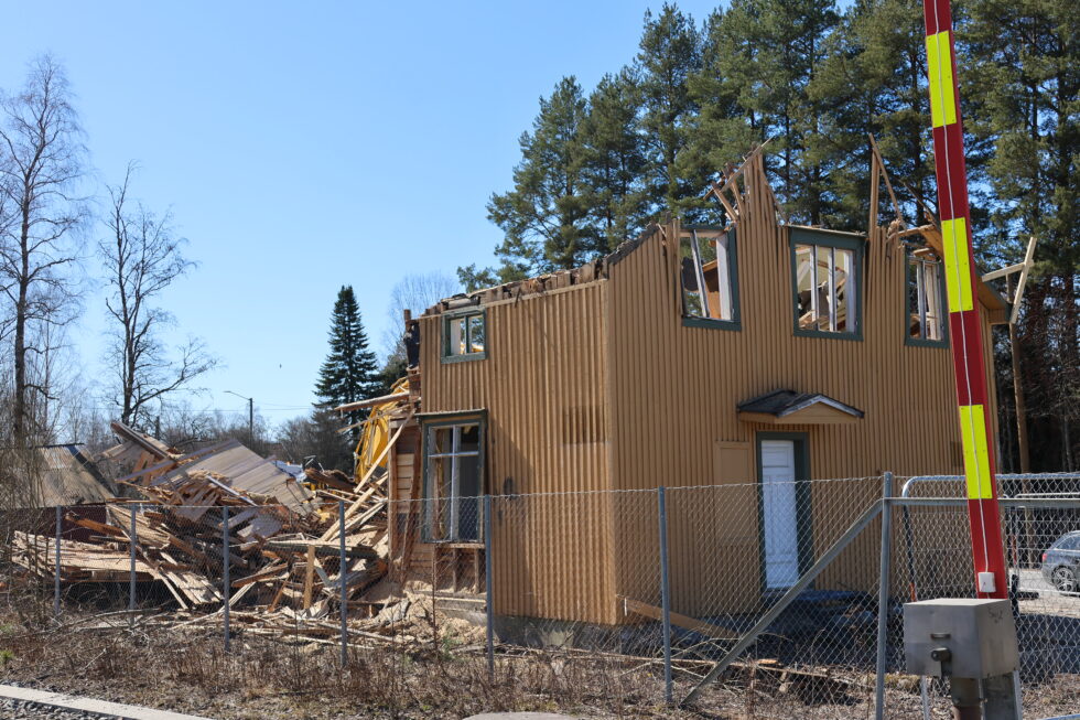 Nå forsvinner det gamle gule huset tett inntil jernbanesporet og fylkesveg 205 på Roverud.