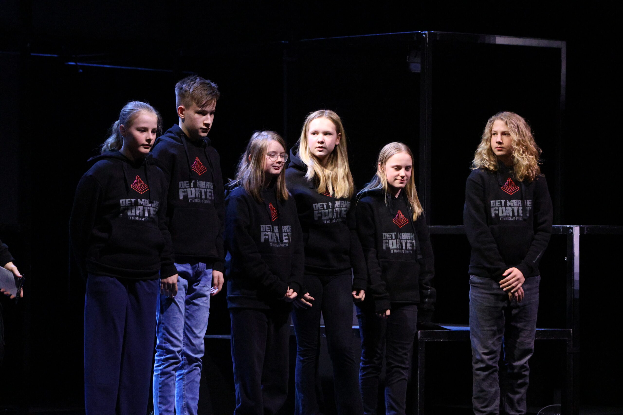 Julie Berg Næss, Sigurd Olsen Brøntveit, Evina Vermundsberget Roos, Astrid Adsen, , Alma Ramona Åsengen og Andreas Rosland var de lokale som var med som "skuegamere".