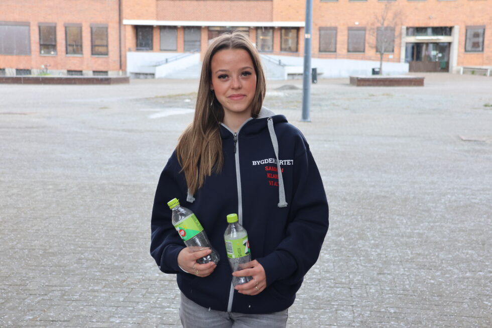 Karianne Moen Pedersen har pantet mange flasker for å kunne finansiere alle sine arrangement. Nå samler hun tomgods for å lage "Åpen sommerdag" i august.
