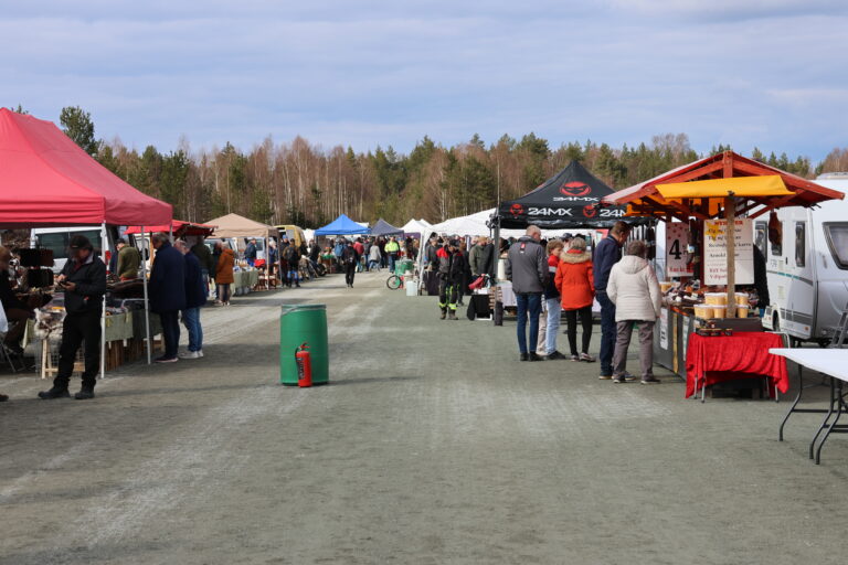 Folksomt på Hov travbane og Glåmdalsmarkedet.