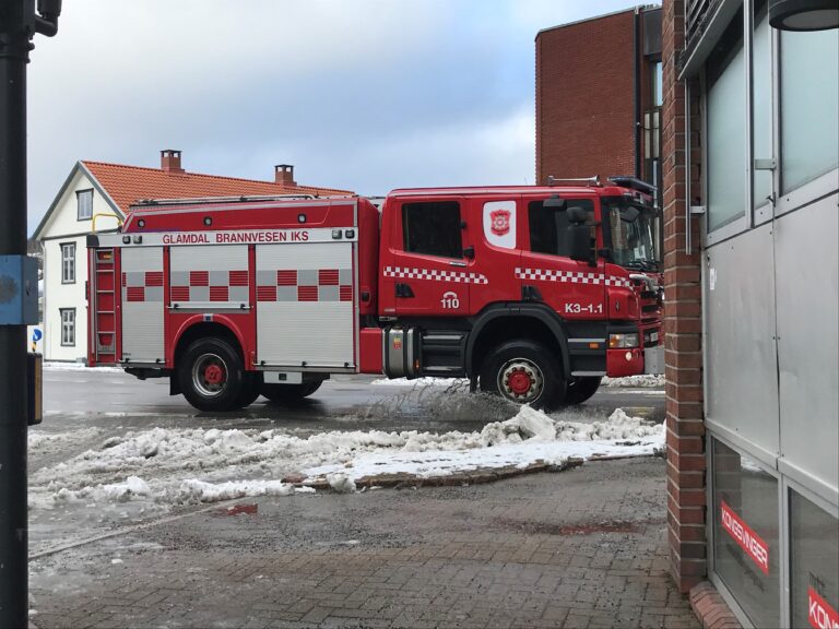 Alle nødetater skal være på vei til et lakkverksted på Langeland, der det har oppstått kraftig røykutvikling.