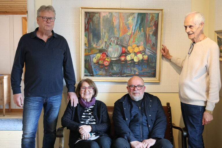 Kunstneren Artur Eriksens bilder blir fremvist hos Galleri Asbjørn. F.v. Ole Gunnar Tollhaug, Greta Storm Ofteland, Kjell Erik Strøm og Asbjørn Bergerud.