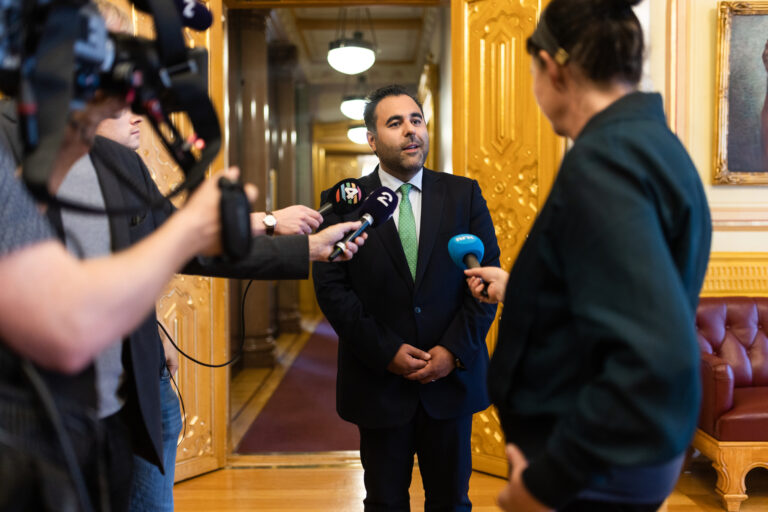 Stortingspresident Masud Gharahkhan fremhever pressens, og særlig lokalavisenes, viktige rolle i demokratiet.