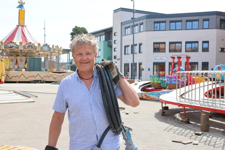 Uno Arnesen, leder i Foreningen Byen Vår, må selv ta i et tak for at alt skal være i orden til Kongsvingermarken åpner fredag.