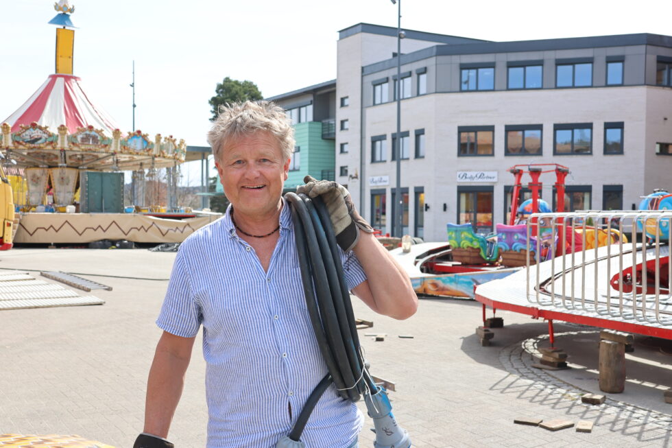 Uno Arnesen, leder i Foreningen Byen Vår, må selv ta i et tak for at alt skal være i orden til Kongsvingermarken åpner fredag.