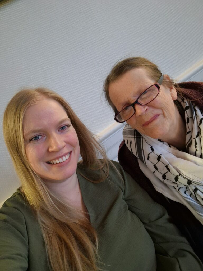 Nestleder i Komite for helse og mestring i Kongsvinger kommune, Kjersti Ligtfoot Sidselrud (Ap) og Torunn Arnesen (R) foreslår at det skal kreves minstelønn for å få skjenkebevilling.