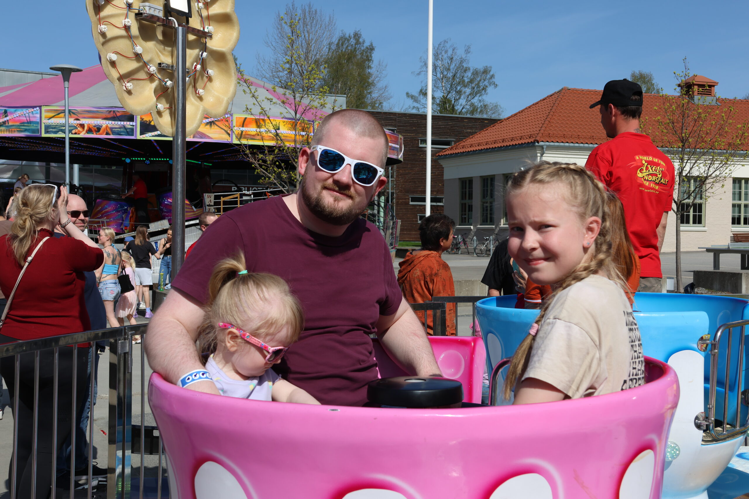 Solveig (f.v.), Tobias og Hanna prøvde den snille Te-kopp karusellen på marken.