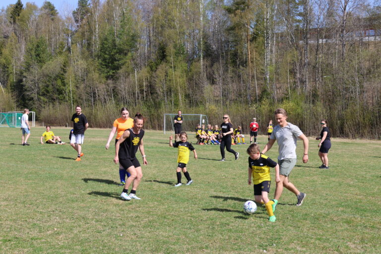 IL Branes aktive utøvere utfordret foreldrene til fotballkamp på Braneplassen lørdag.