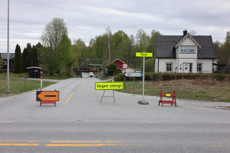 Denne vegen er stengt på grunn av oversvømmelse.