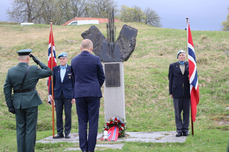 Kransnedleggelse på UNIFIL monumentet på Kongsvinger festning, ved finansminister Trygve Slagsvold Vedum.