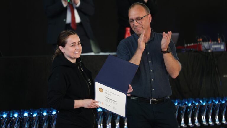 President i Vinger Rotaryklubb Trond Erik Bråthen delte ut prisen til Ida Craig.