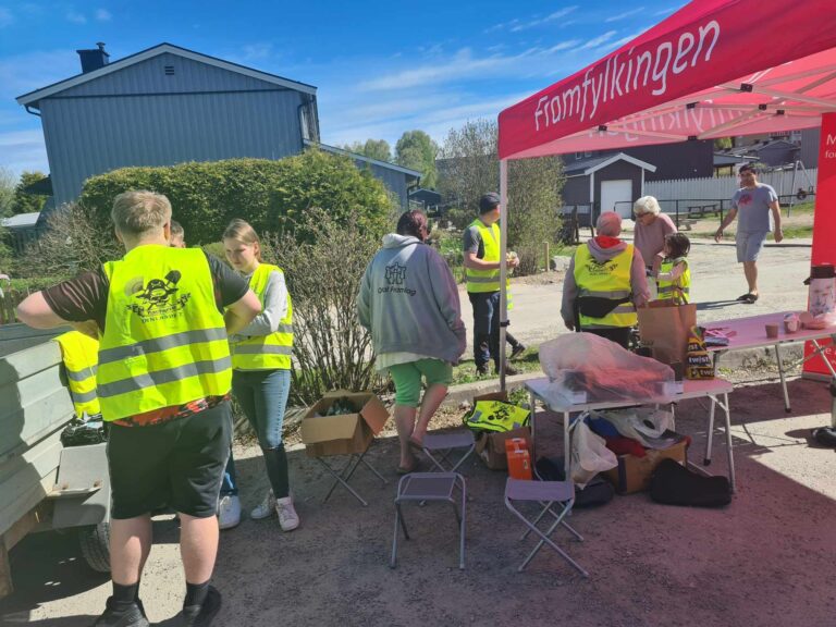 Barn og voksne stilte opp når Framfylkingen og Plastpiratene mobiliserte til ryddedugnad på Vennersberg i helgen.