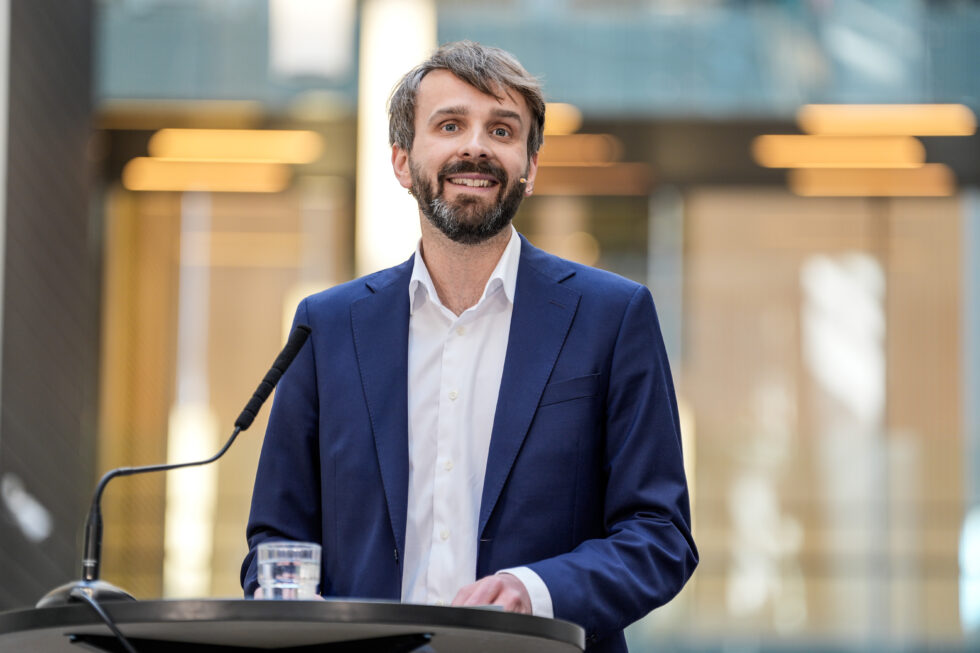 Helseminister Jan Christian Vestre lover mer penger til helsevesenet.