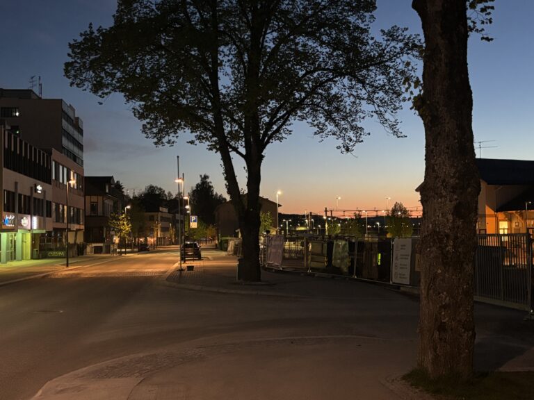Denne utkjøringen skal flyttes lenger vest i Glommengata, og et av trærne må derfor hogges. opplyser Banenor Eiendom gjennom Kongsvinger kommune.