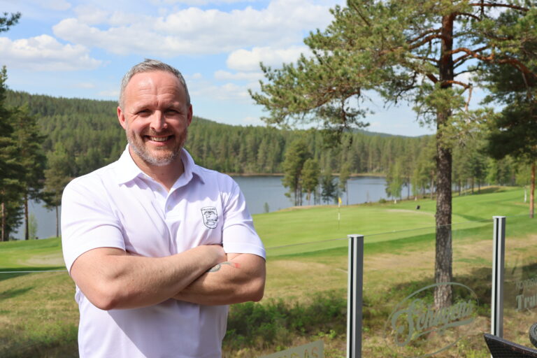 Daniel Larsson i Kongsvinger Golfklubb gleder seg over at utendørs-sesongen har startet på Liermoen.