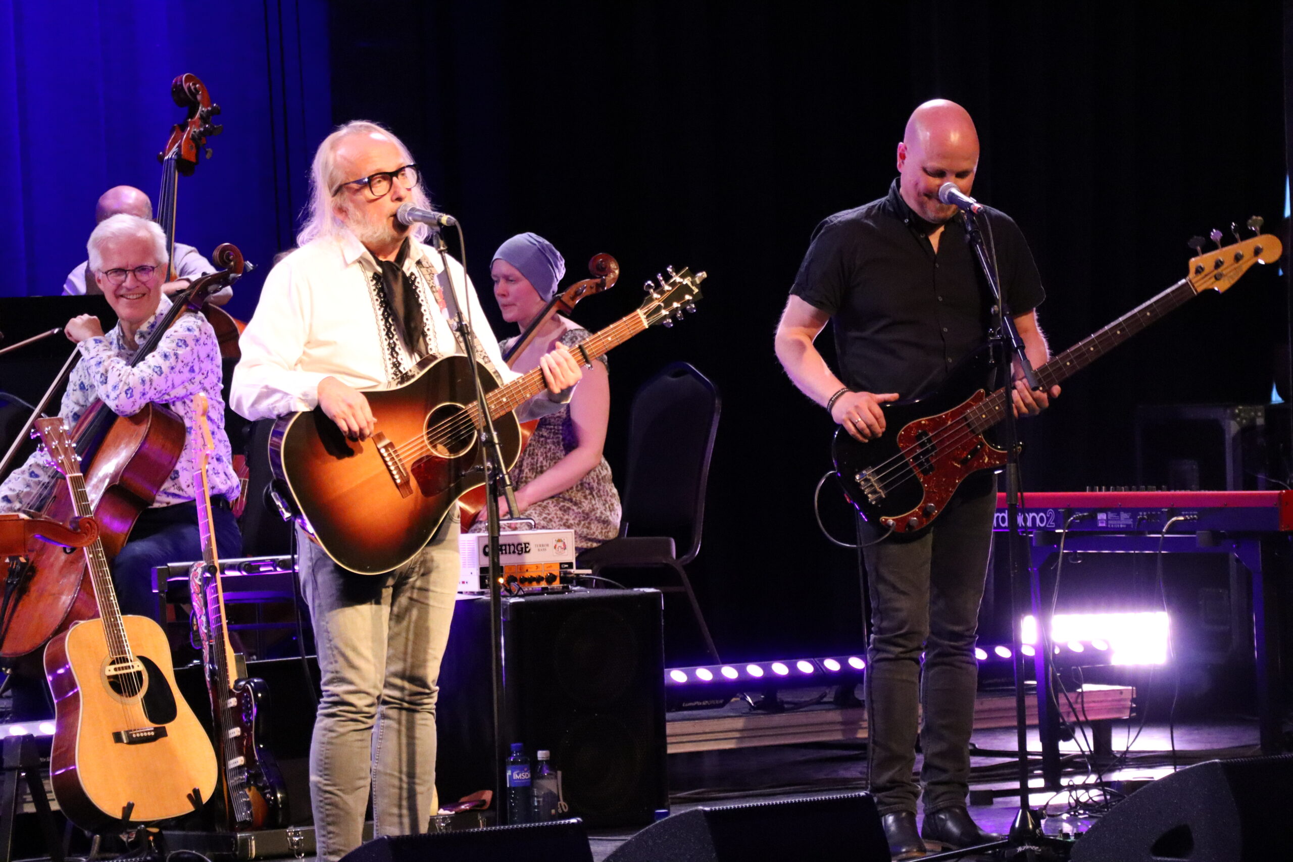 Levi Henriksen & Babylon Badlands med strykerorkester.