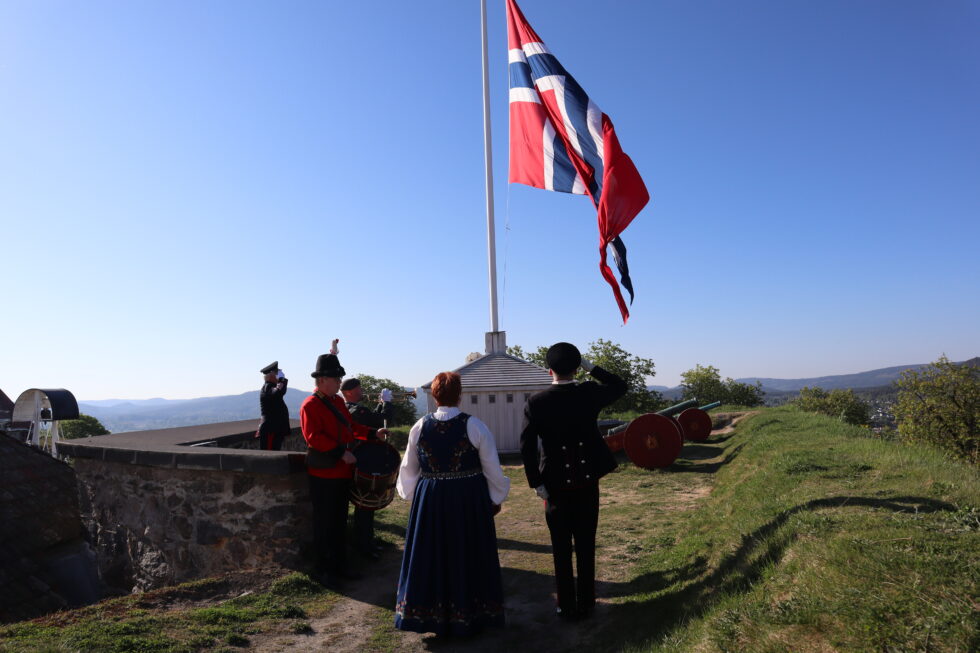 I Kongsvinger startet markeringen av nasjonaldagen med flaggheising på festningen.
