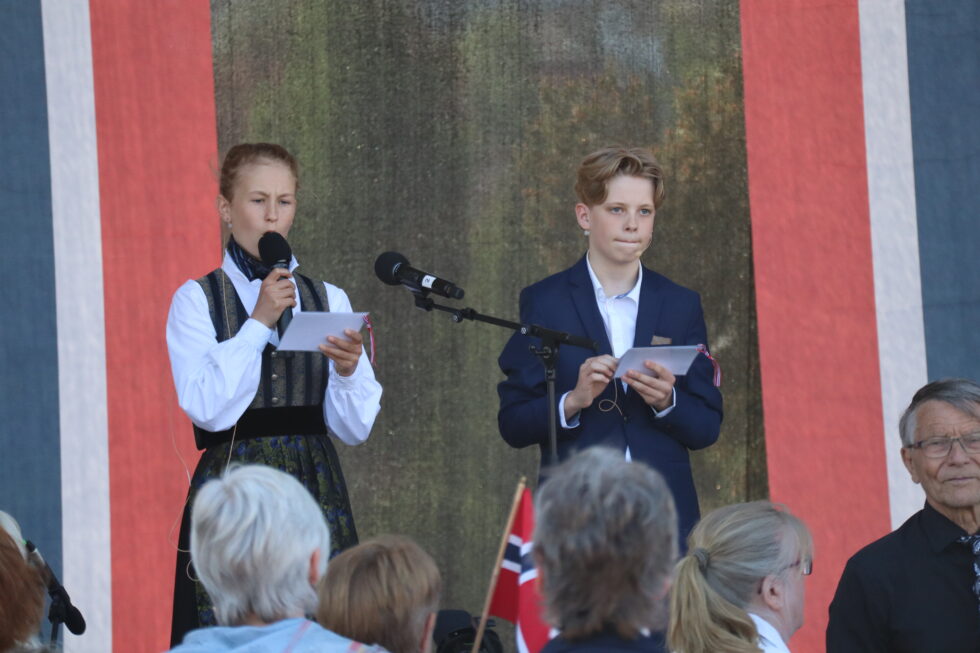 – Kjære alle sammen! Ta godt vare på hverandre og nyt dagen med familie og venner, sa Emilie Østby og Olve Buvarp fra elevrådet ved Langeland skole i sin 17. maitale.