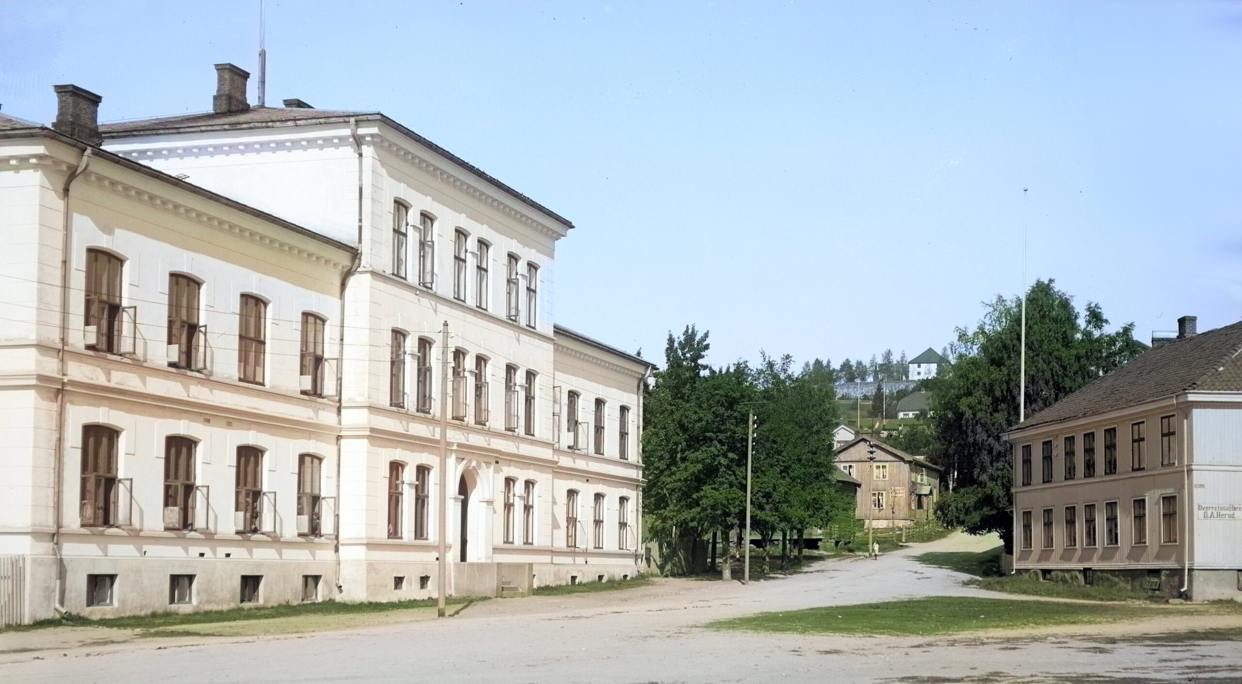 Utsikt oppover Kirkegaten rundt 1910. Midt i bildet ligger gården der madame Møllerud drev sitt hotell. Til venstre ligger den gamle middelskolen som Günther Schüssler bygde, og til høyre ligger Herudgården, der Mølleruds hotel lå først.