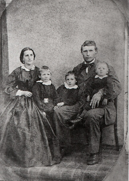 Günter og Rina Amalie Schüssler sammen med barna Fredrik, Karl og Helmer cirka 1864.
