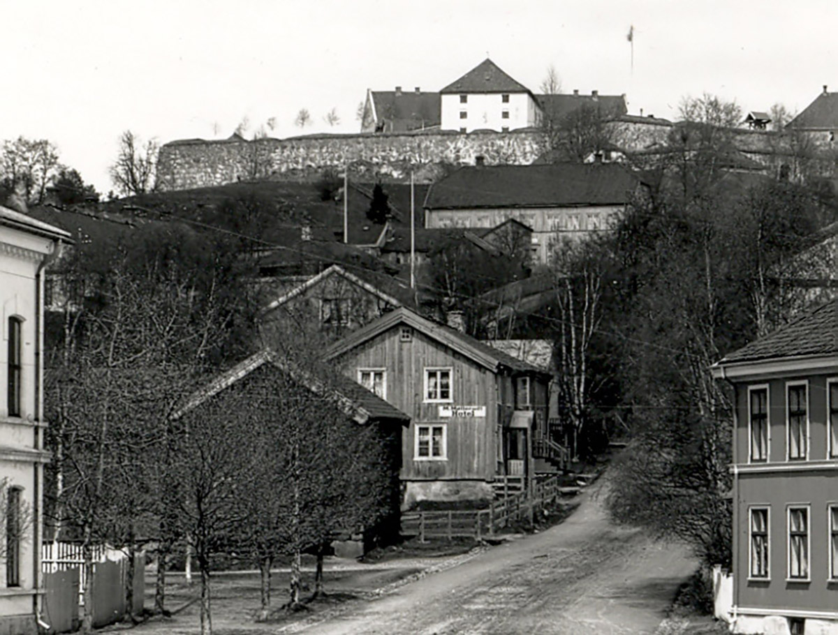 Vognmann Bjerkes gård i Kirkegaten 5 med skiltet til madame Møllerud.