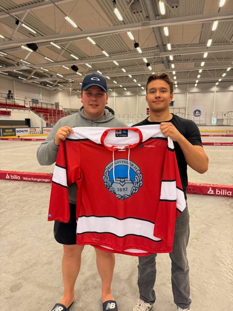 Edvard Bredevang (t.h.) med sportssjef i KIL ishockey Simon Stolt Wang.