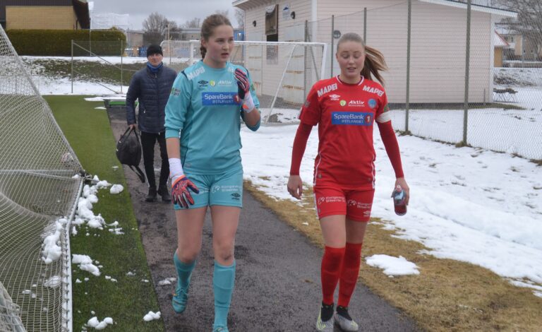 Det ble en kamp i alle årstider for KIL Fotball Kvinner borte mot Bjørnevatn. Her er keeper Juliette Lykke Skonnord og Tale Buvarp avbildet i liknende forhold under en treningskamp i vinter.