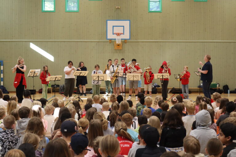 Det skortet ikke på latter og engasjement når Marikollen skole tok imot en gjeng fra Kongsvinger skolekorps og Haakon Esplo Underholdning.