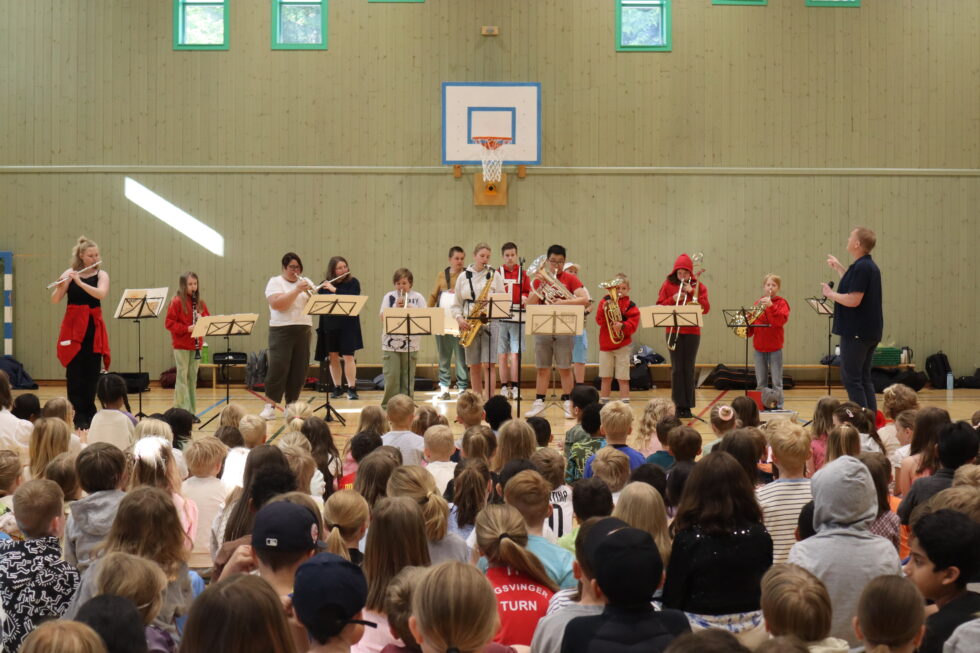 Det skortet ikke på latter og engasjement når Marikollen skole tok imot en gjeng fra Kongsvinger skolekorps og Haakon Esplo Underholdning.