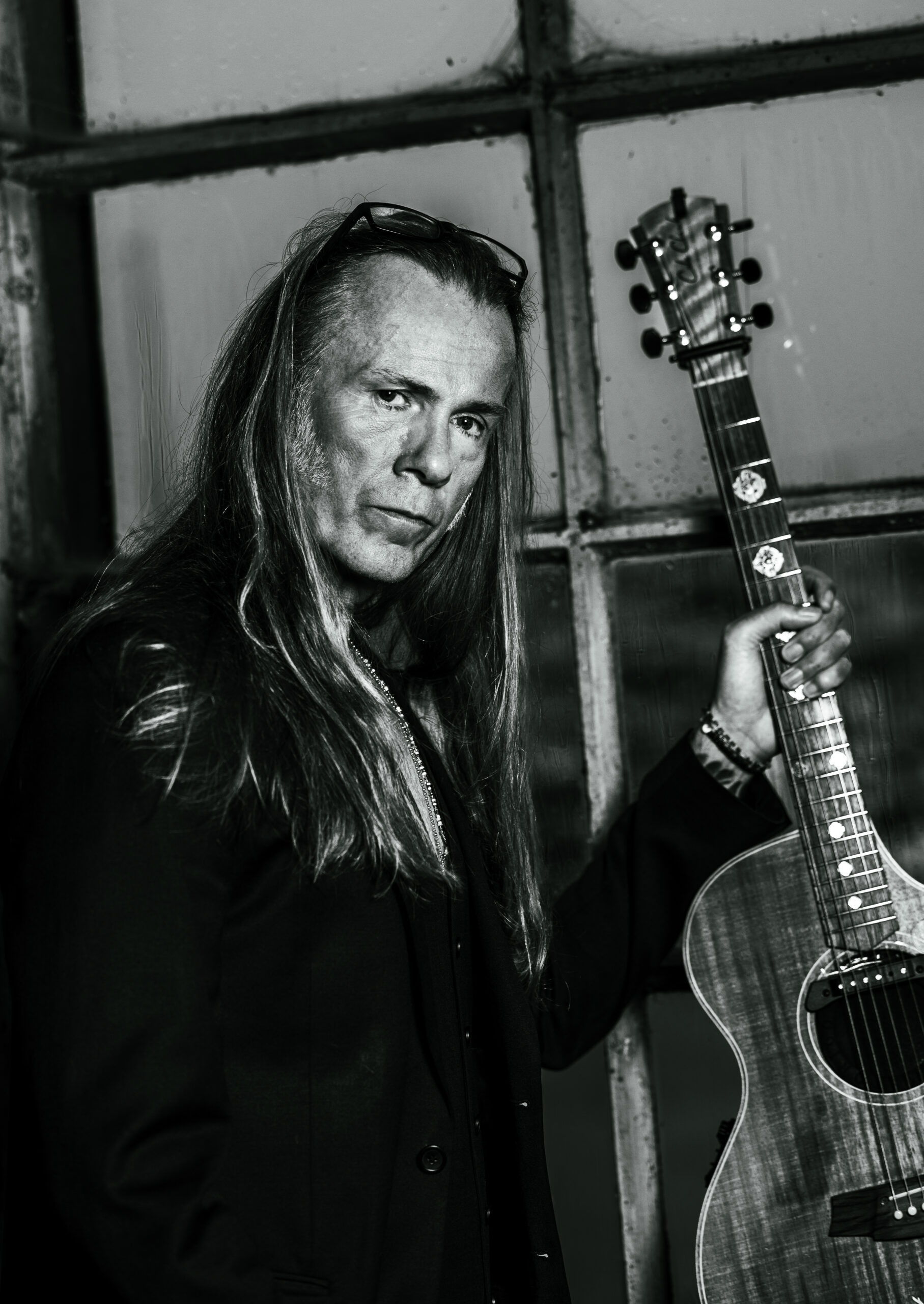Bjørn Berge spiller bakgårdskonsert i Mathesongården.
