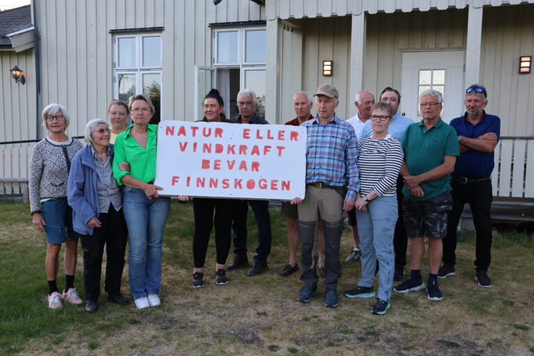 TIrsdag var det planleggings- og stiftelsemøte for arbeidsgruppa som skal jobbe mot vindkraft på Finnskogen. Laila Lindberg (f.v.), Anne Merete Ranum Aas, Eileen Bottilsrud, Marit Dahl, Mona Skullerud, Bjørn Risvik, Oddvar Rønning, Geir Eriksen, Jan Sundnes, Øyvind Bottilsrud, Bente Rudberg, Tor Rønning og Ludvig Henden deltok på møtet.