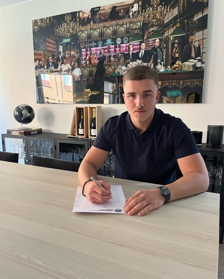Albin Emanuelsson (20) har signert for KIL ishockey.