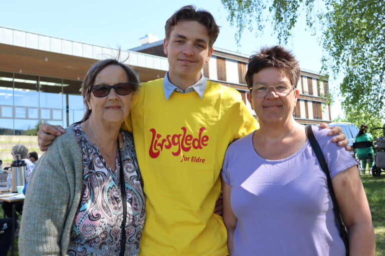Tre generasjoner samlet på Livsglededagen: Oldemor Grete Michaelsen (f.v.), barnebarn og oldebarn Tim Ruben Michaelsen Hammeren og bestemor Elisabeth Michaelsen Lien.