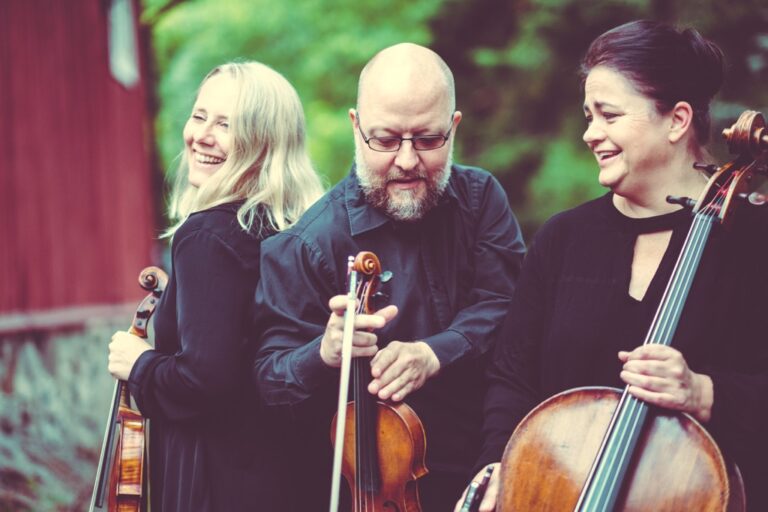 Torsdag åpner Ssens Trio festivalen De små Sener med å fremføre Goldbergvariasjonene av Johan Sebastian Bach i Vinger kirke.