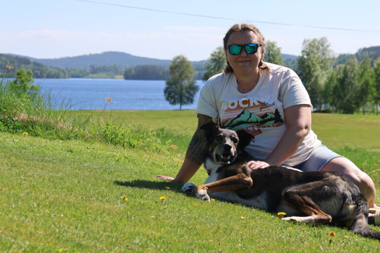 Eileen Bottilsrud og hunden Bjørn bor ydillisk til på Brødbøl. Med utsikt utover Utgardsjøen og kort vei til skogene rundt har hun funnet sitt paradis. Nå frykter hun at idyllen kan bli ødelagt med vindturbiner i åsene på svensk side av sjøen.