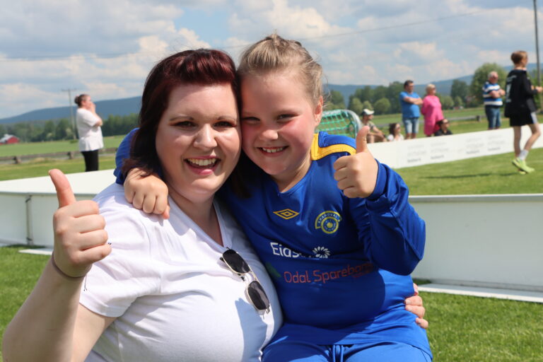 Mamma Anita Langseth og den unge fotballspilleren Leah Sjøthun koste seg i det fine været.