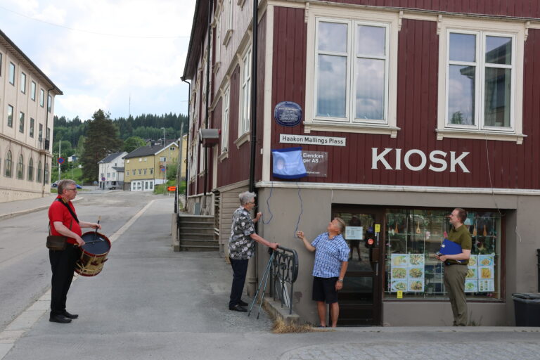 Øivind Roos (f.v.) sørget for trommevirvler, mens Finn Sollien og Terje Schie avduket det blå skiltet. Oskar Aanmoen fra Kongsvinger- Vinger historielag orienterte om byggets historie.