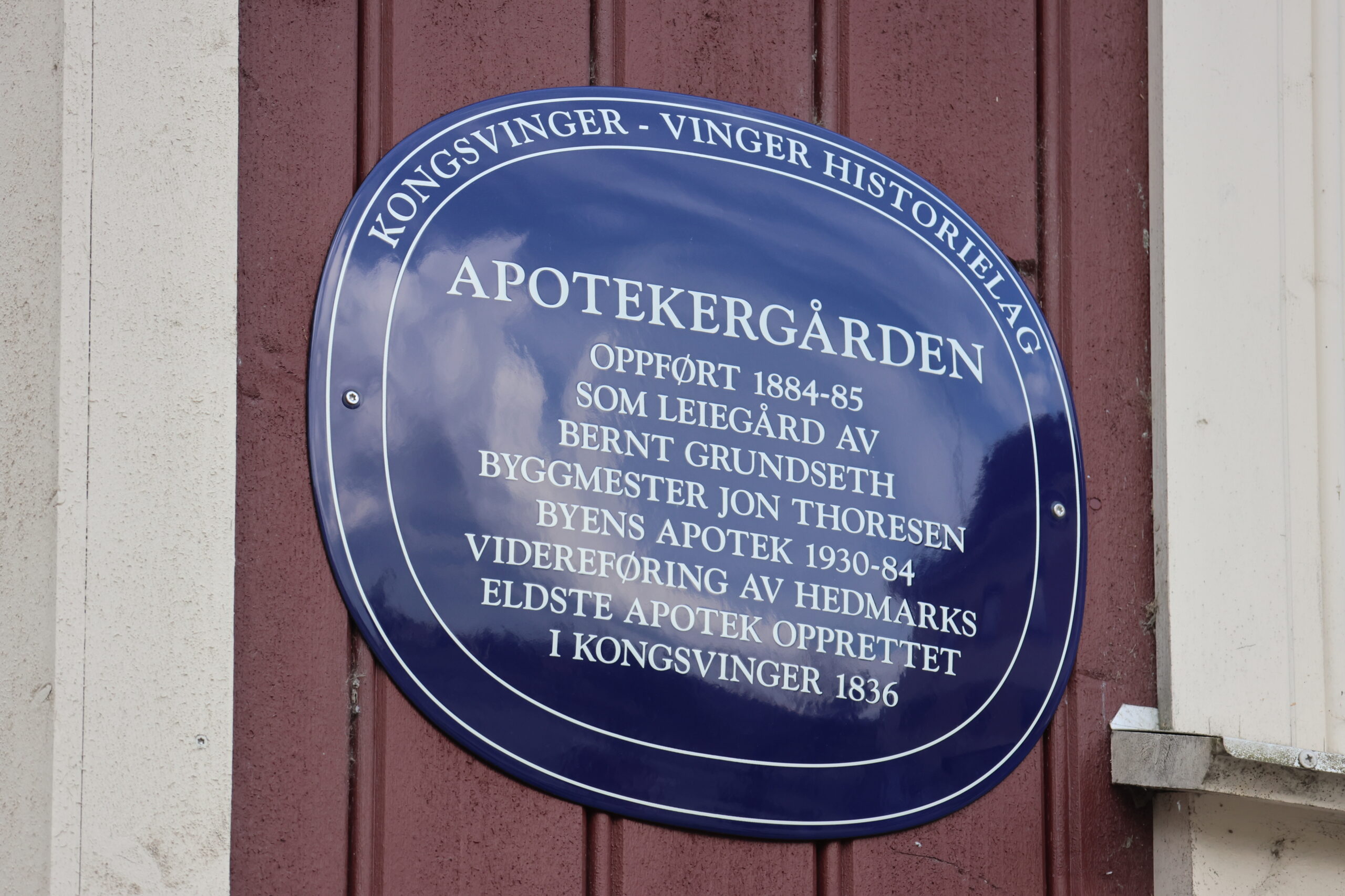 Det blå skiltet på Apotekergården er Kongsvinger- Vinger historielags 13 skilt.