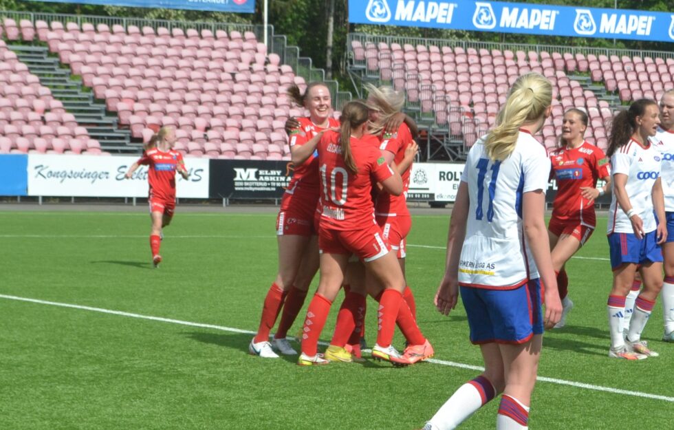 Her jubler KIL med Gina Lein Kjølgaard over å ha gått opp til 2-1 mot Vålerenga 2. Det endte med poengdeling