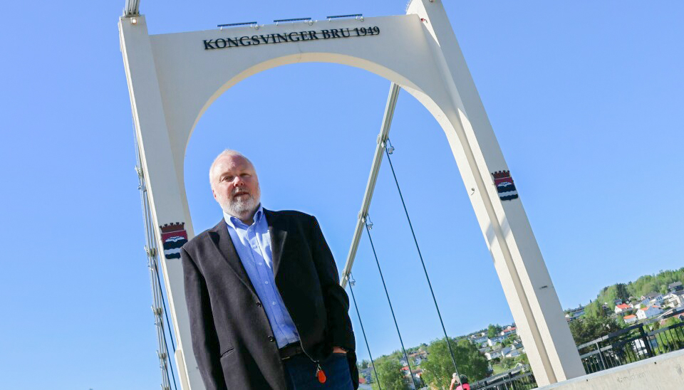Enhetsleder Trond Sørensen sier de legger seg flate for at oppgraderingen av brubelysningen blir mer enn dobbelt så dyrt som vedtatt.