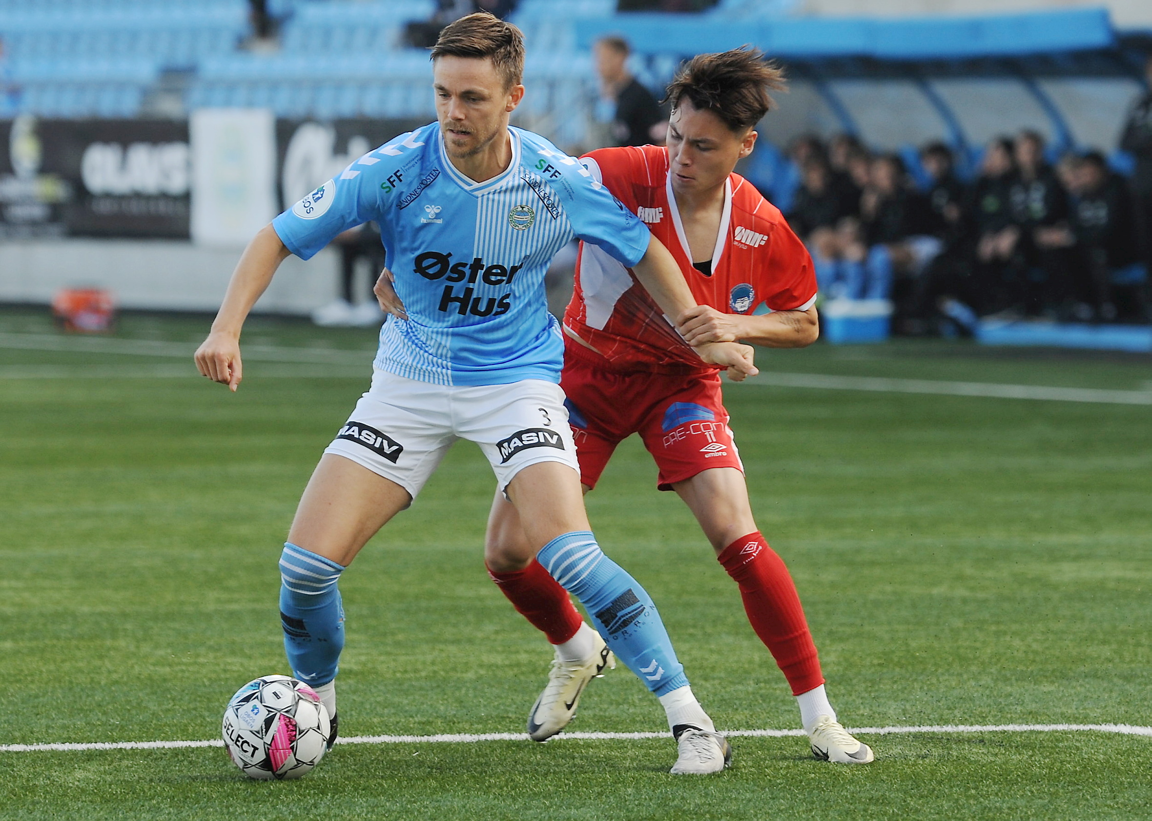 Noa Williams levert en meget god kamp, og vertene m&aring;tte ty til ulovligheter for &aring; stoppe han.