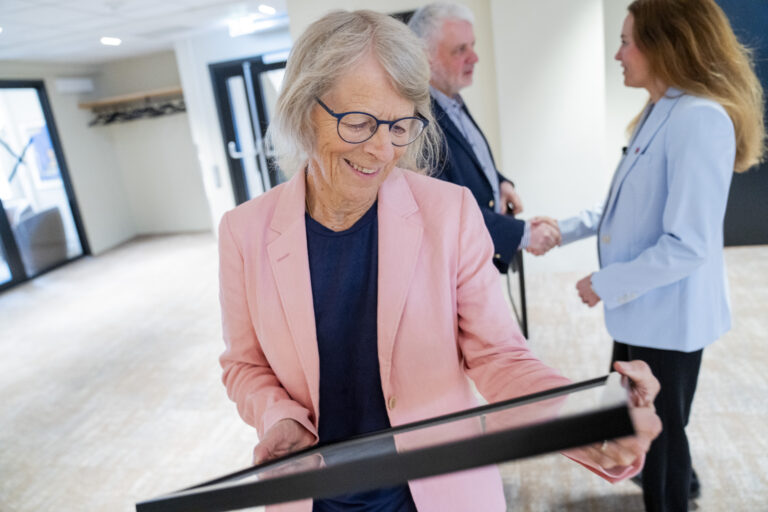 Tove Strand er tildelt Kreftforeningens hederspris.